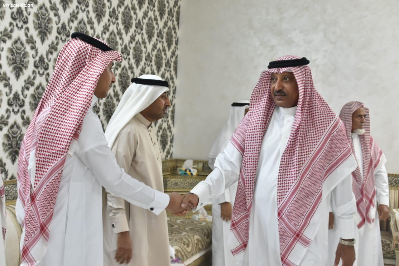 محافظ صامطة زعلة يقدم واجب العزاء للإعلامي الجبيلي في وفاة والده