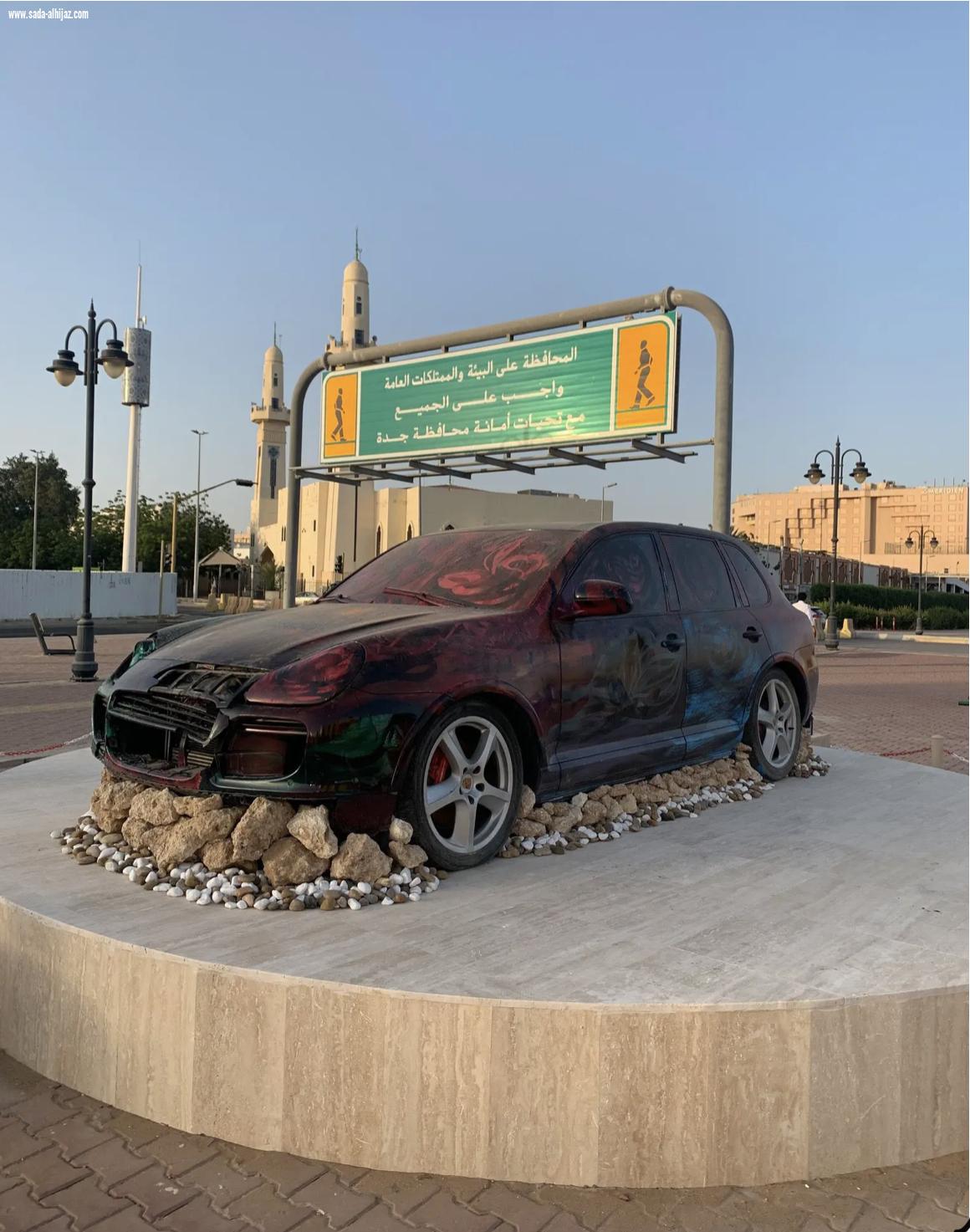 مجسمات السيارات التالفة تثير ضجة في جدة.. 