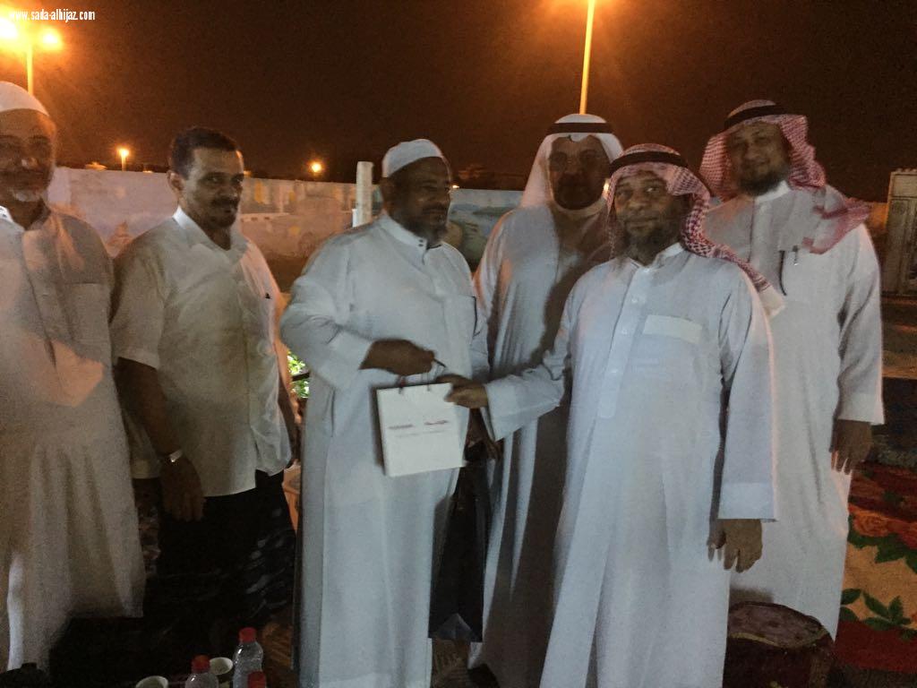 زملاء الدراسة بمعهد المعلمين بصامطة لدفعة 1403 يلتقون بزميلهم الضافري ويكرمون بعض زملائهم المتقاعدين