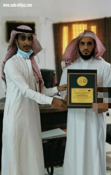 مدير إدارة المساجد والدعوة والإرشاد يكرم قائد فريق الخير التطوعي ومتطوعي الفريق