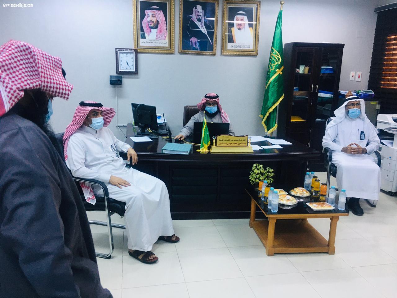 مدير مكتب تعليم بيش يتفقد سير العملية التعليمية في مدرسة مصعب بن عمير