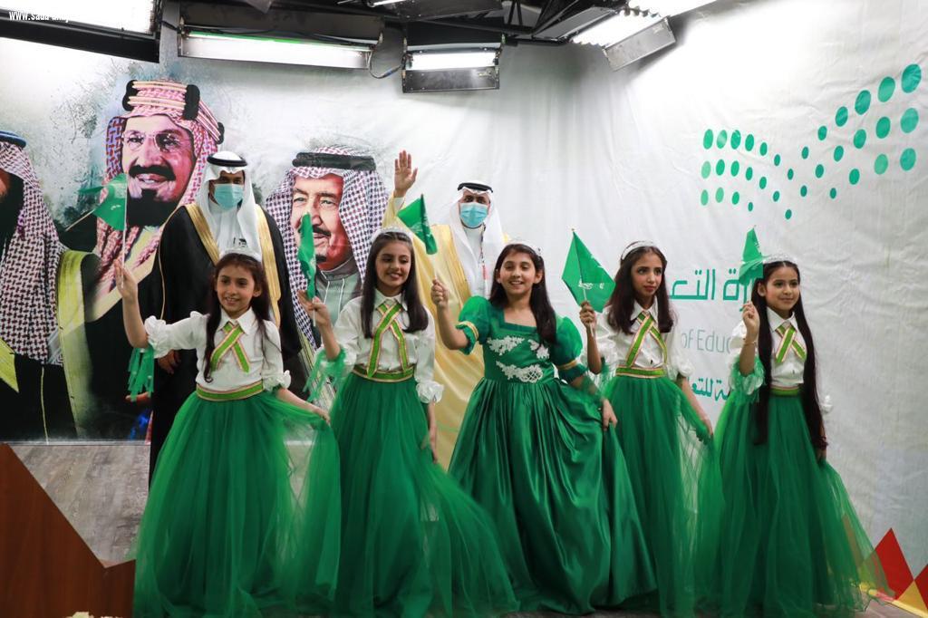 سمو أمير المنطقة يؤكد أهمية غرس القيم الوطنية في نفوس الطلاب والطالبات 