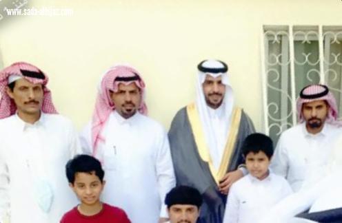 صالح بن خليفه معلناً زفافه ويراعي سبل الوقاية