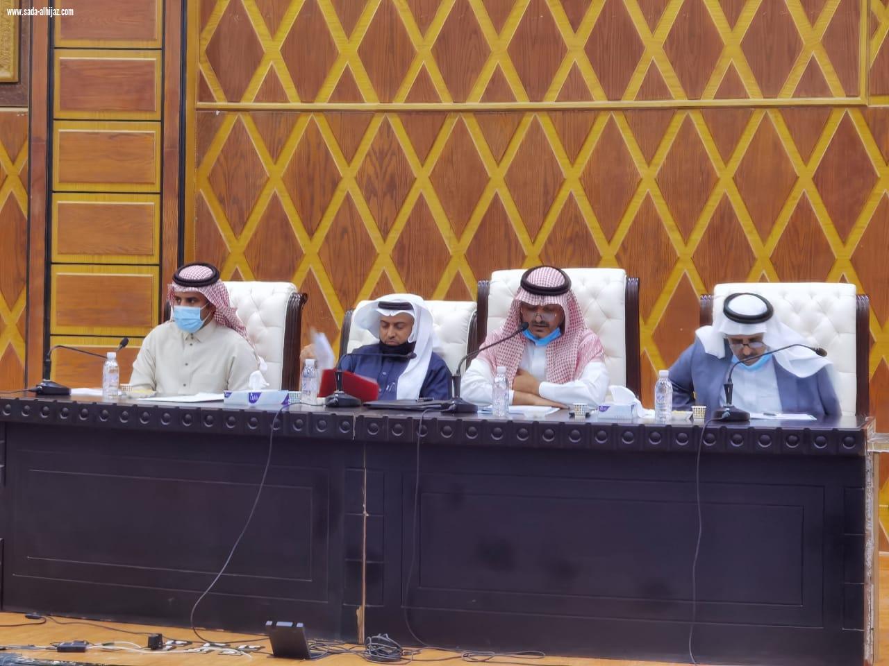 ملف الكهرباء وتحسين مخطط شبرقة وإضاءة المضحاة على طاولة بلدي الباحة 