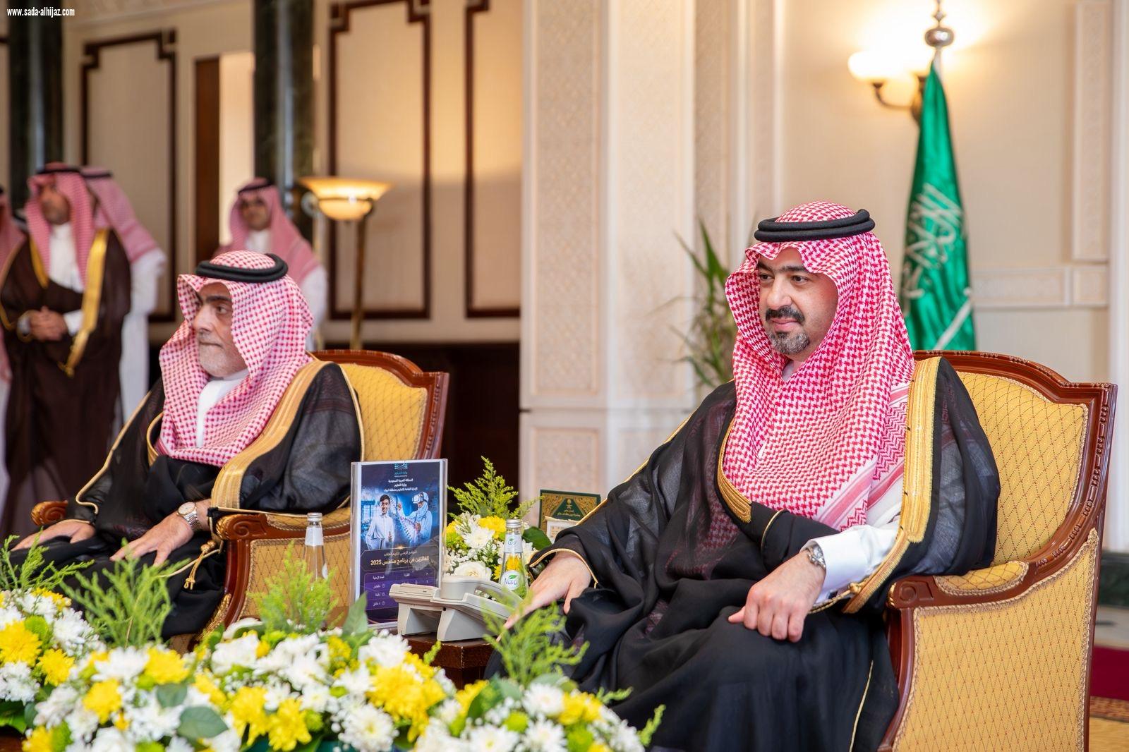 نائب أمير تبوك يكرّم الطلاب والطالبات الفائزين بجوائز 