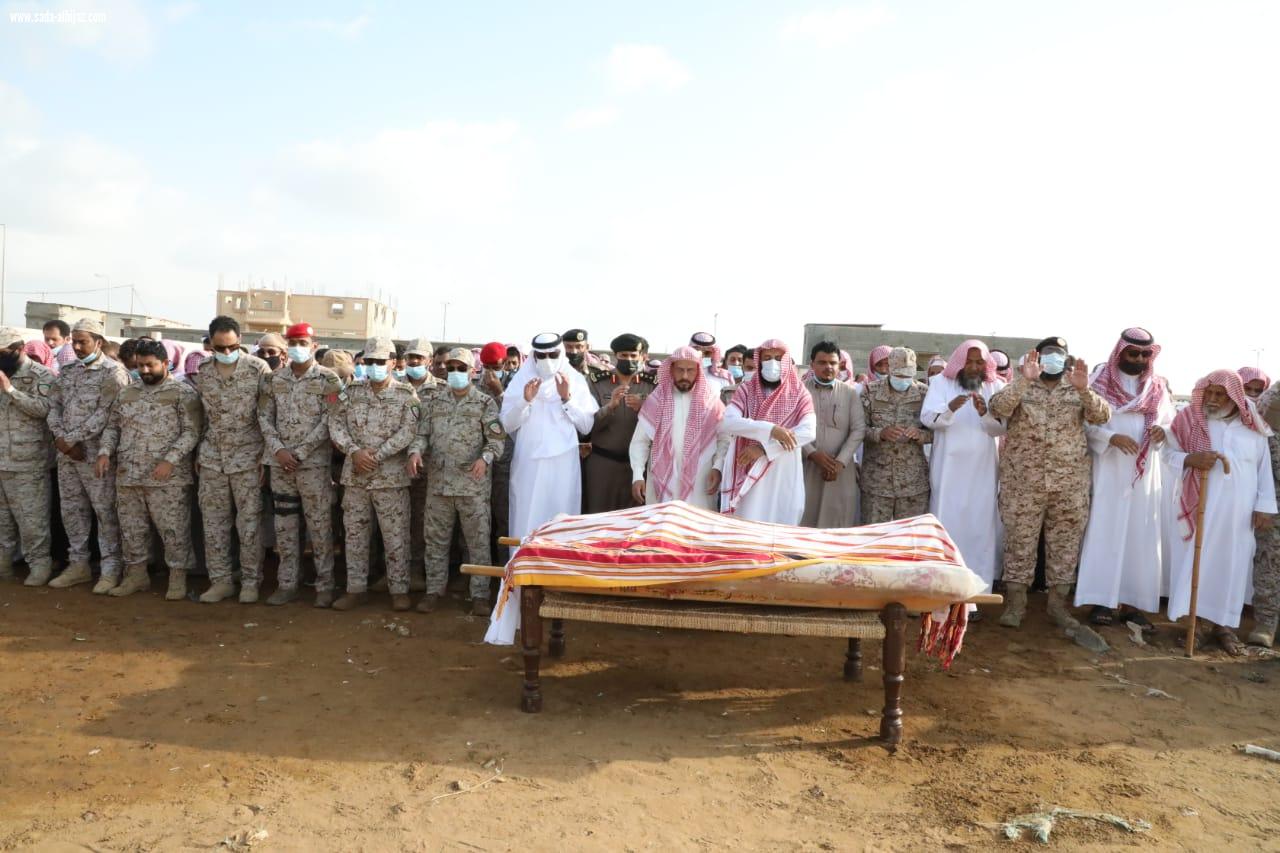 استشهد مدافعًا عن دينه ووطنه بالحد الجنوبي محافظ صامطة وقائد قوة جازان يتقدمان مشيّعي الشهيد الرقيب الحمدي