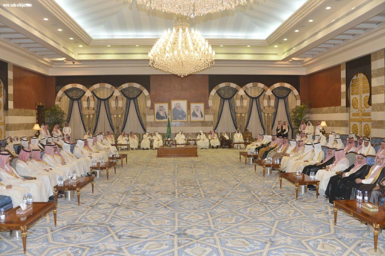 أستقبل الأمير خالد الفيصل  حموعاً من المهنئين بعيد الفطار في منزله بجدة
