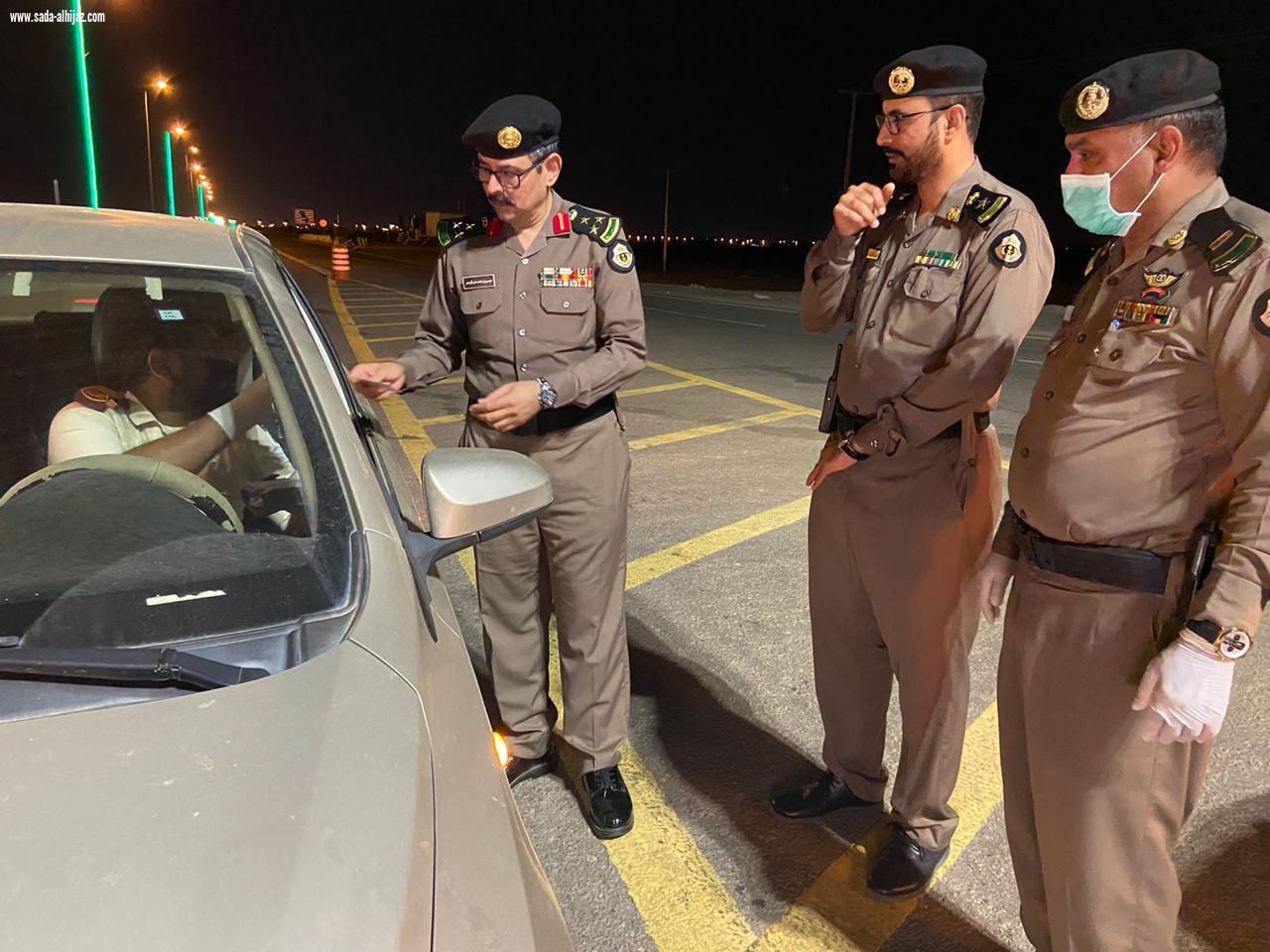 باشراف مساعد مدير شرطة جازان الدوريات الامنية تطبق حضر التجول بمحافظة الطوال وقراها وآل عمر المواطنون والمقيمون يبدون تجاوبا كبير في محافظة الطوال والقرى التابعة لها