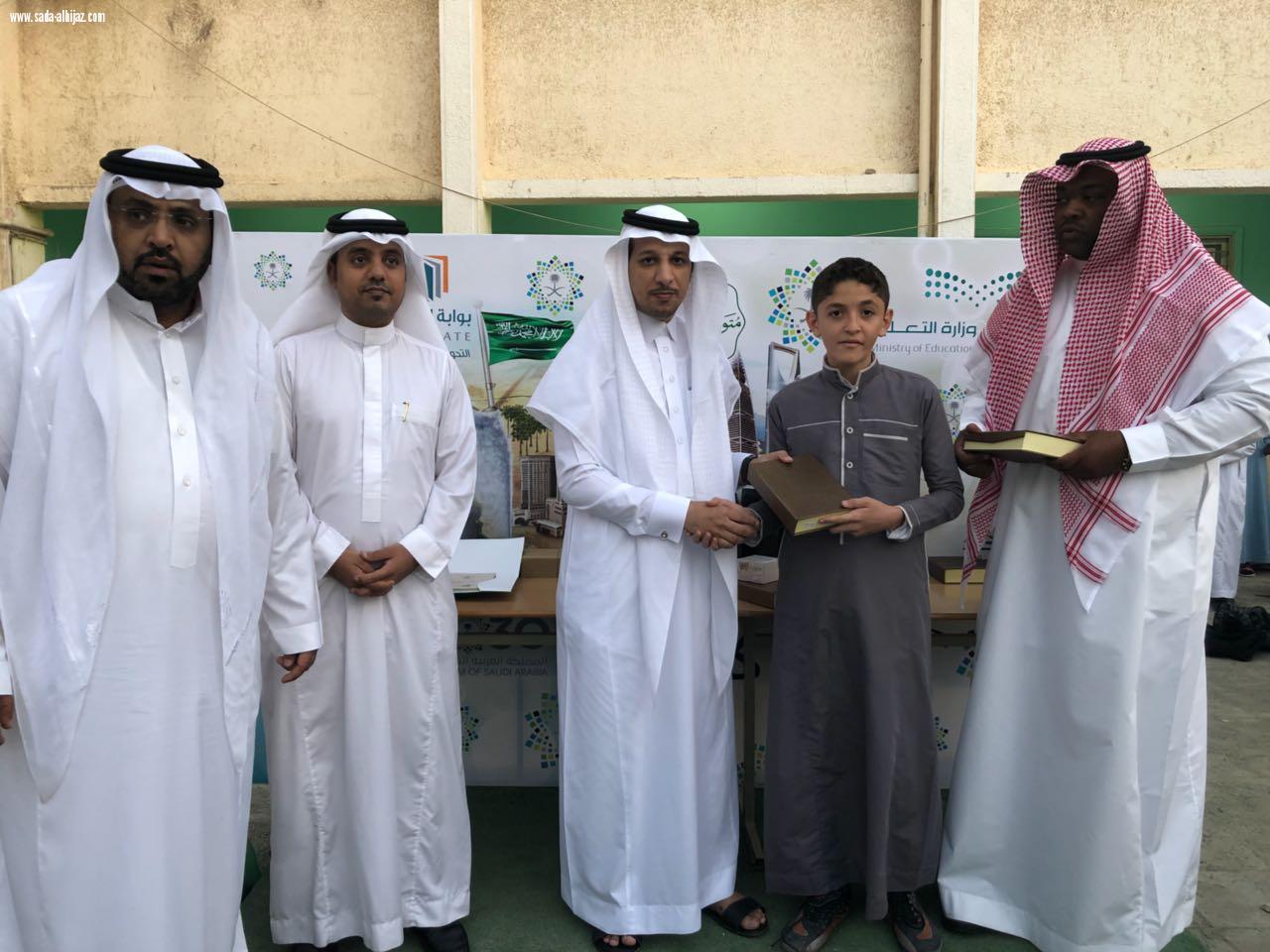 تكريم الطلاب المتفوقين) مدرسة ابن كثير بجدة