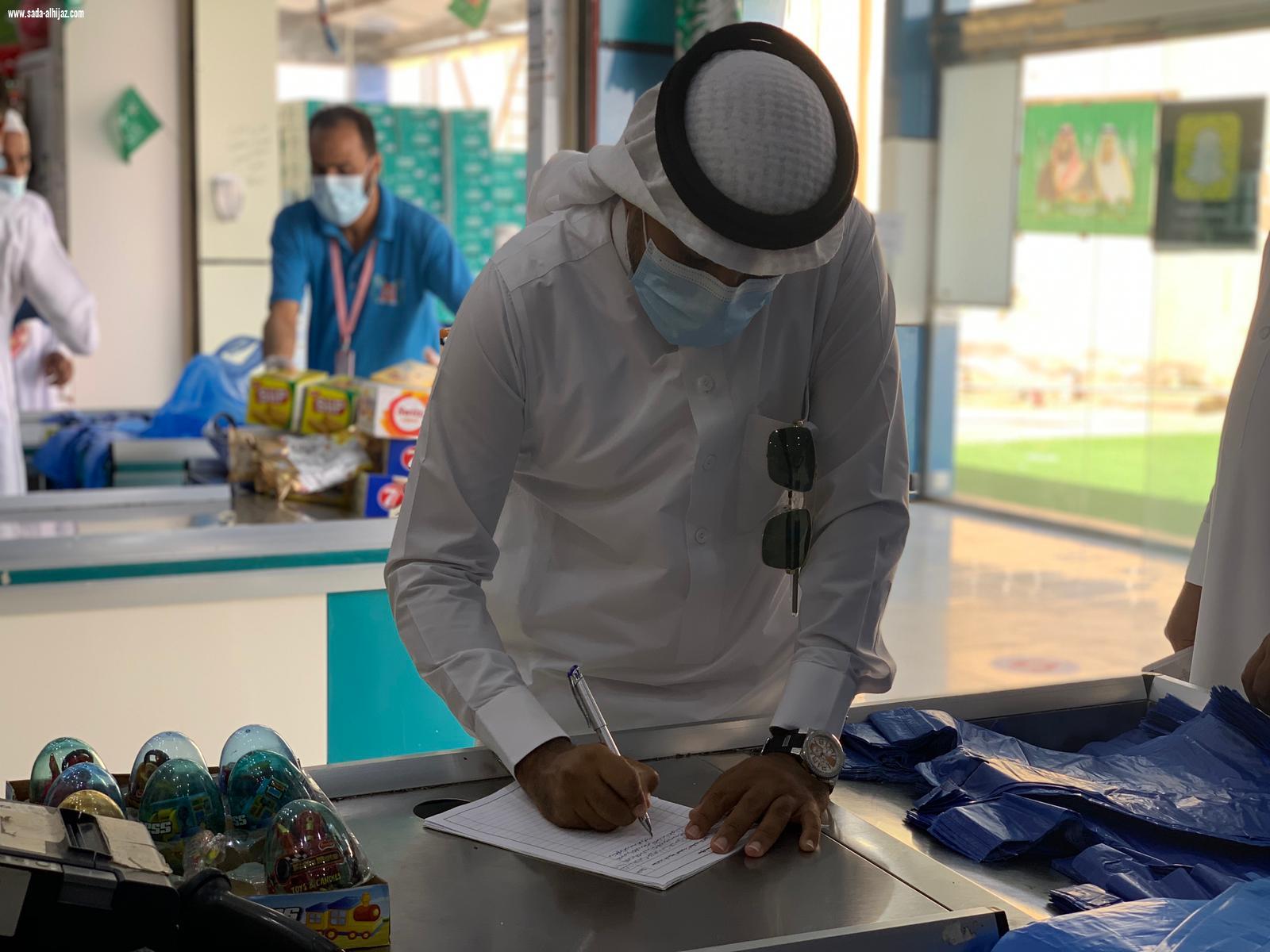 شددت على الالتزام بالتباعد الاجتماعي في المراكز التجارية بلدية مركز السهي تنفذ جولات لمتابعة الإجراءات الاحترازية وتغلق 4 محلات