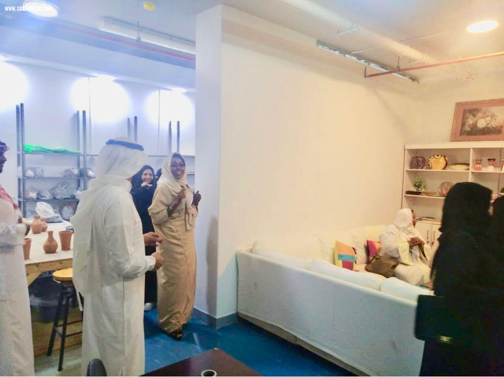 زيارة مجموعة من الحرفيين أعضاء نادي رواد الإنجاز لـ حرفية سعودية