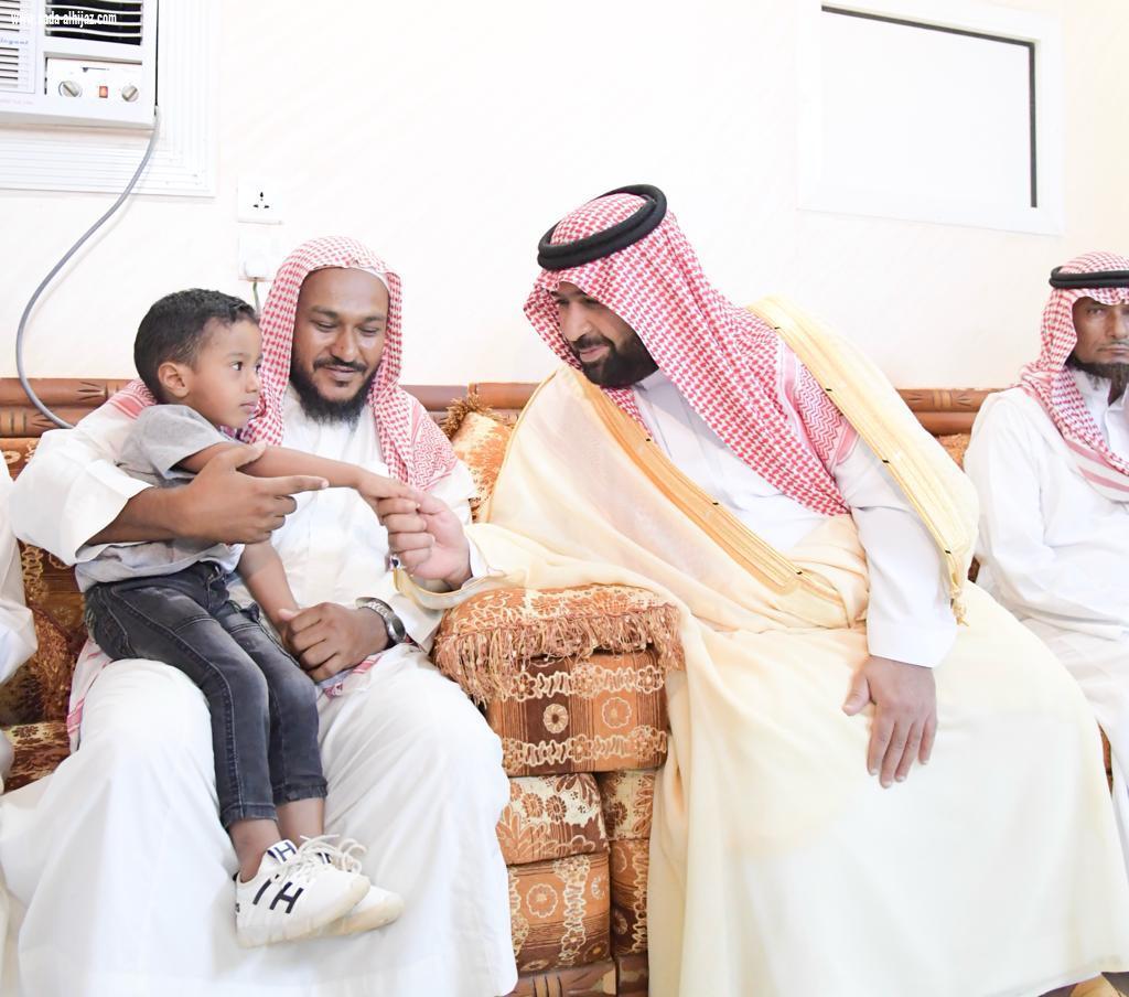 نائب أمير منطقة جازان ينقل تعازي القيادة لوالد وذوي وكيل رقيب   فيصل فارس