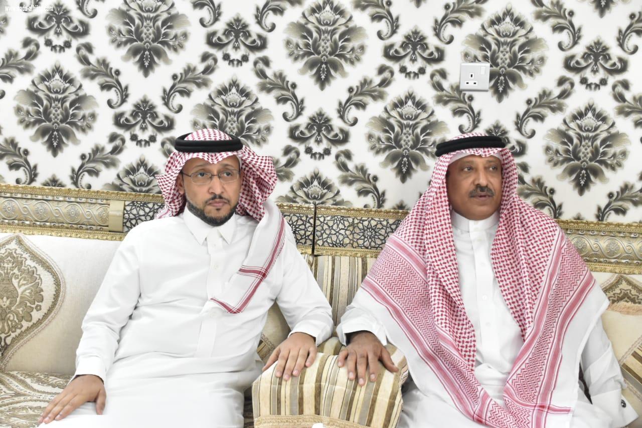 محافظ صامطة زعلة يقدم واجب العزاء للإعلامي الجبيلي في وفاة والده