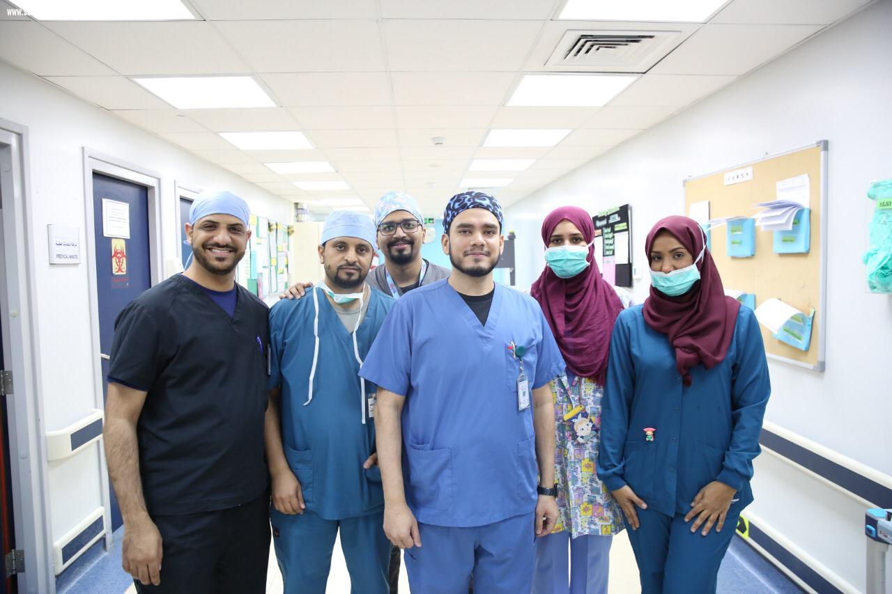 مستشفى النور التخصصي بمكة يجرى عملية دقيقة بالمنظار لمريضة أربعينية