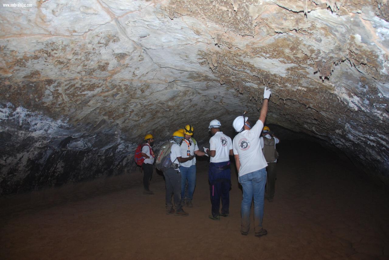 أكثر من 20مرشدا ومرشدة من فريق كهوف السعوديةينفذون رحلة أستكشافيةلكهف  ماكر الشياهين شمال  المدينة المنورة
