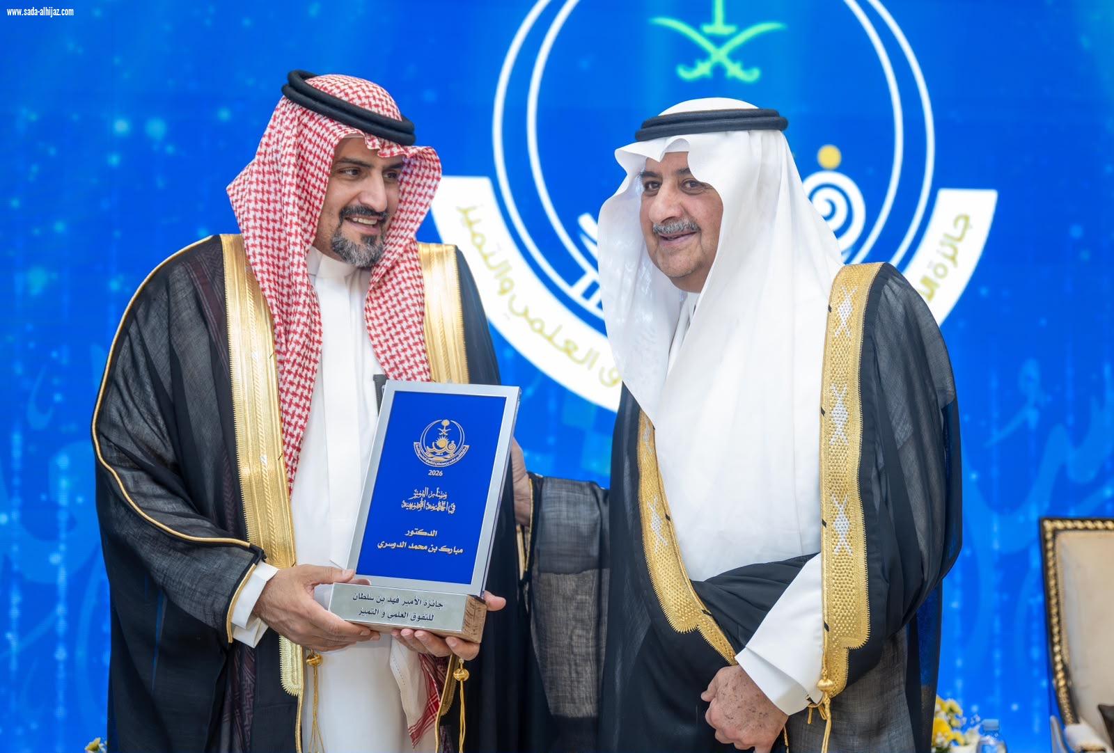 أعلن سموه عن تكفل الجائزة للفائزين بها في المجال الطبي الراغبين في إنشاء عياداتهم الخاصة بتحمل نصف تكاليف التأسيس .. أمير تبوك يرعى حفل جائزة سموه للتفوق العلمي والتميز في عامها الـ39