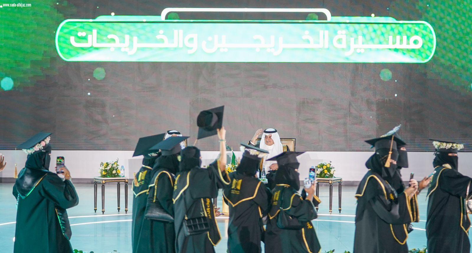 أمير تبوك يرعى بحضور نائبه تخريج ٦٧٥٥طالب وطالبة بجامعة تبوك