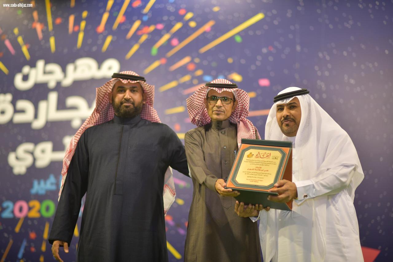 شاعر عكاظ ينثر إبداعه بمسرح شارع الفن في مهرجان المجاردة