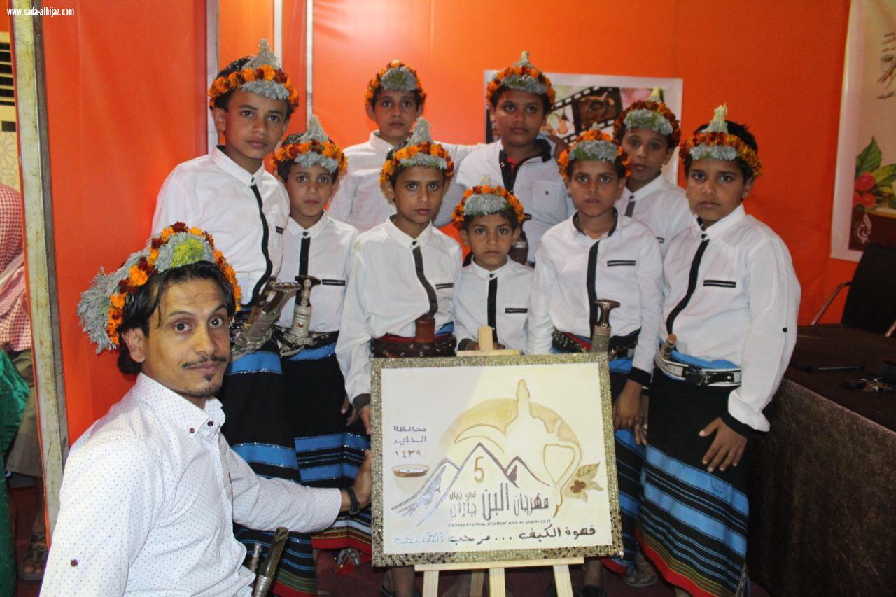  شعار لوحة مهرجان(القهوة)تنال أعجاب. المسؤولين والزوار وسيتم بيعها بالمزاد