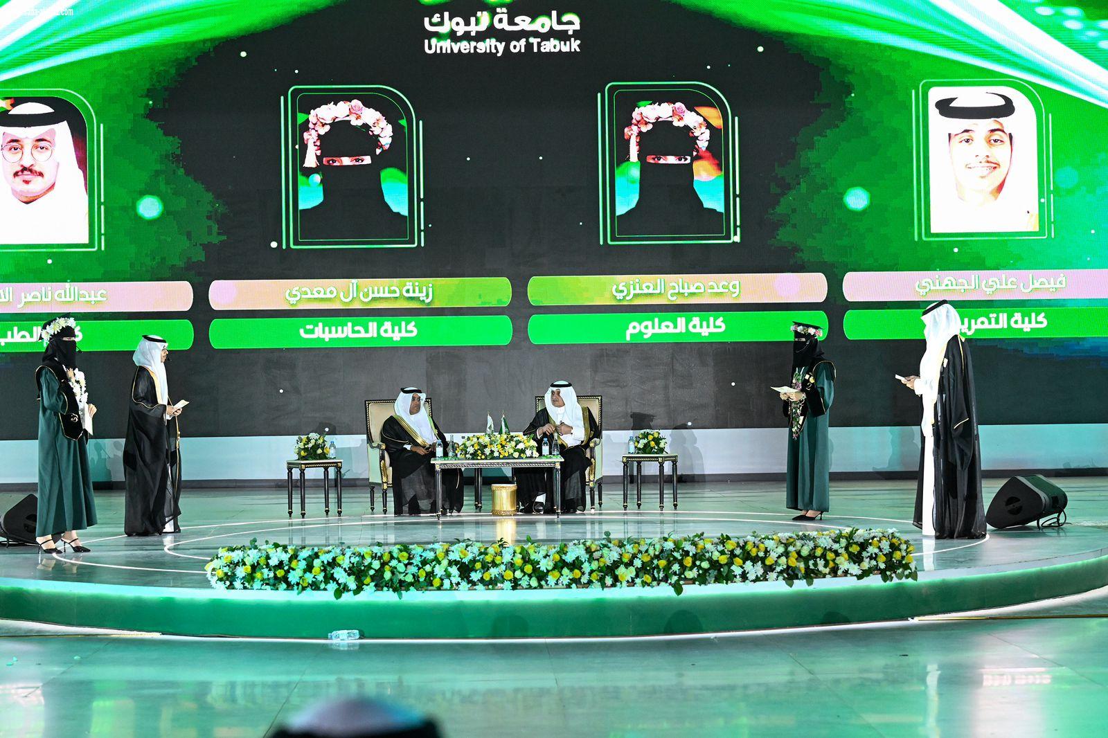 أمير تبوك يرعى بحضور نائبه تخريج ٦٧٥٥طالب وطالبة بجامعة تبوك