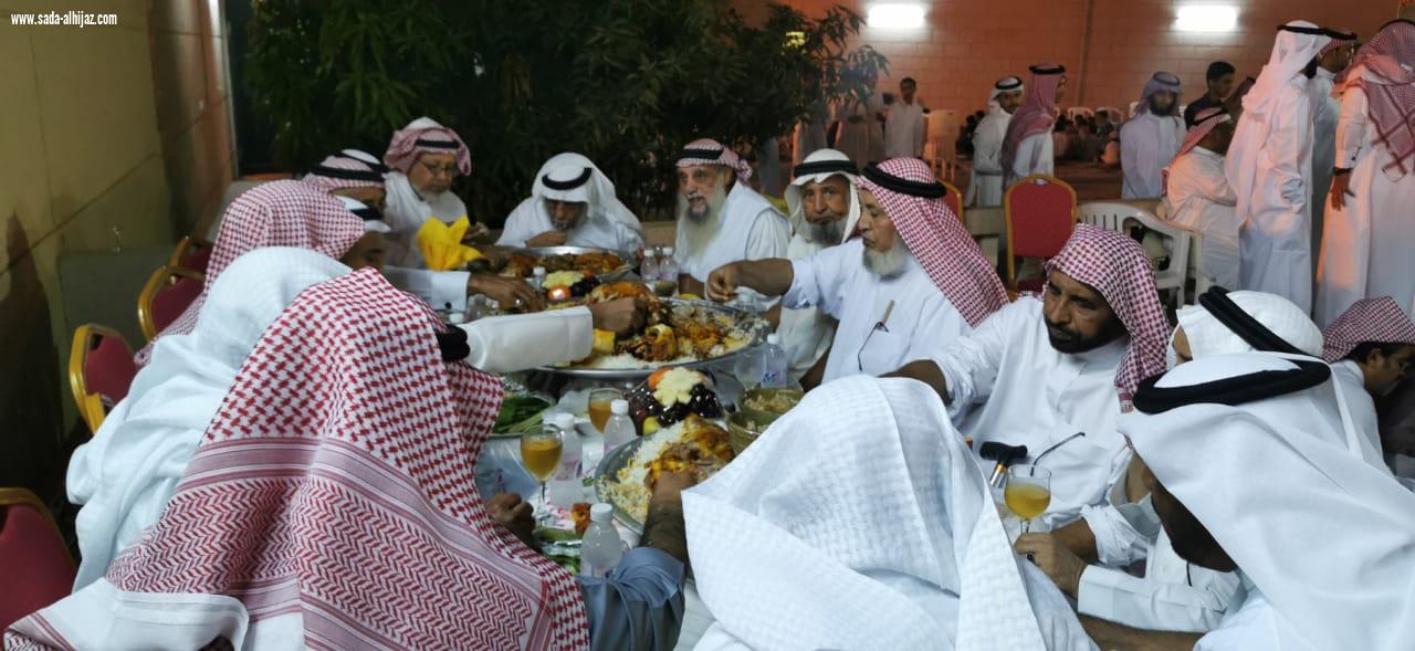 شيخ شمل آل عيسى بني حمد وشيخ الطواهرة آل ناشب يقيمون مأدبة عشاء بمناسبة شفاء الدكتور عبدالرحمن ناشب