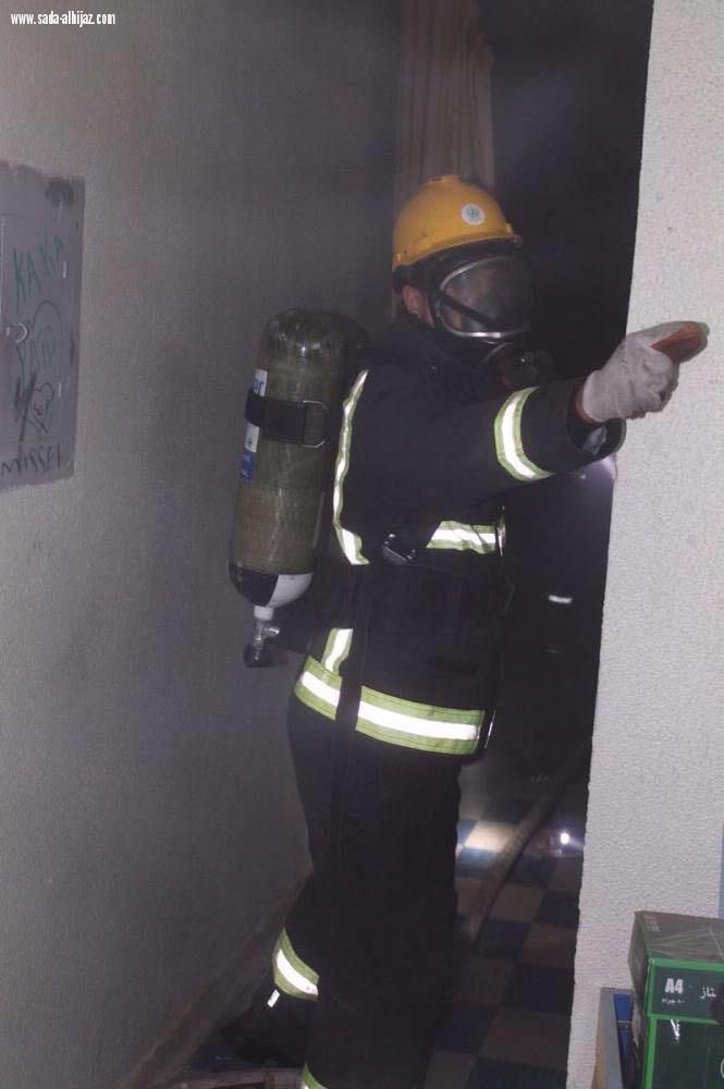 شاحن جوال» يُشعل حريقاً ويخلي 21 شخصاً الجمعة / 13 / ربيع الأول / 1439 