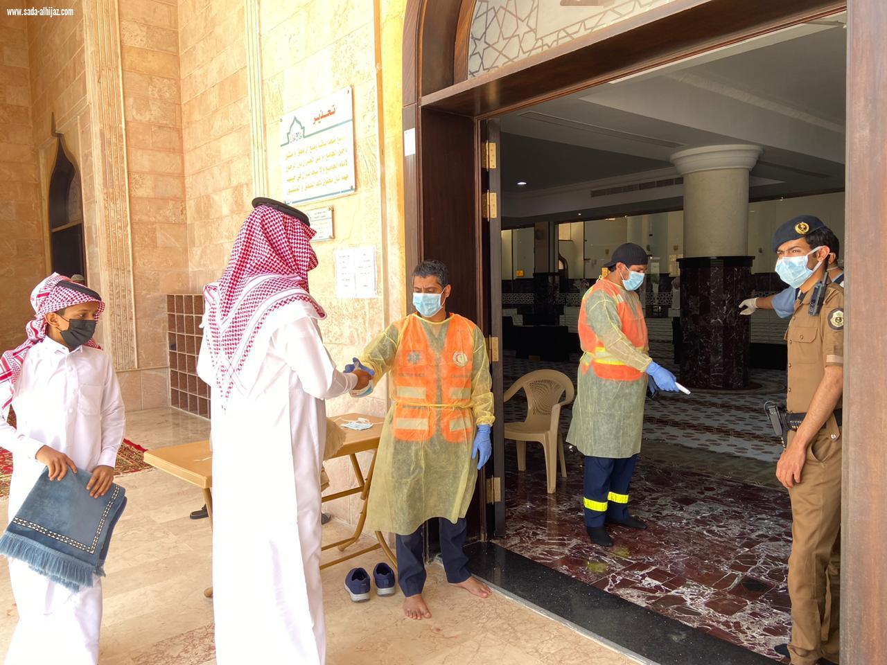 هيئة الهلال الباحة تقيم نقاط فرز بجوامع المنطقة ومحافظاتها بالتعاون مع الفرق الإسعافية والفرق التطوعية