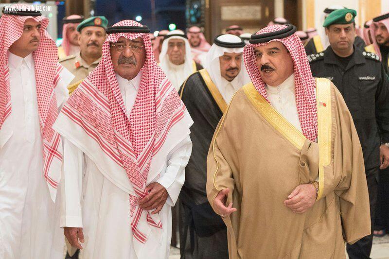 الأمير مقرن بن عبدالعزيز يستقبل المعزين في وفاة الامير منصور