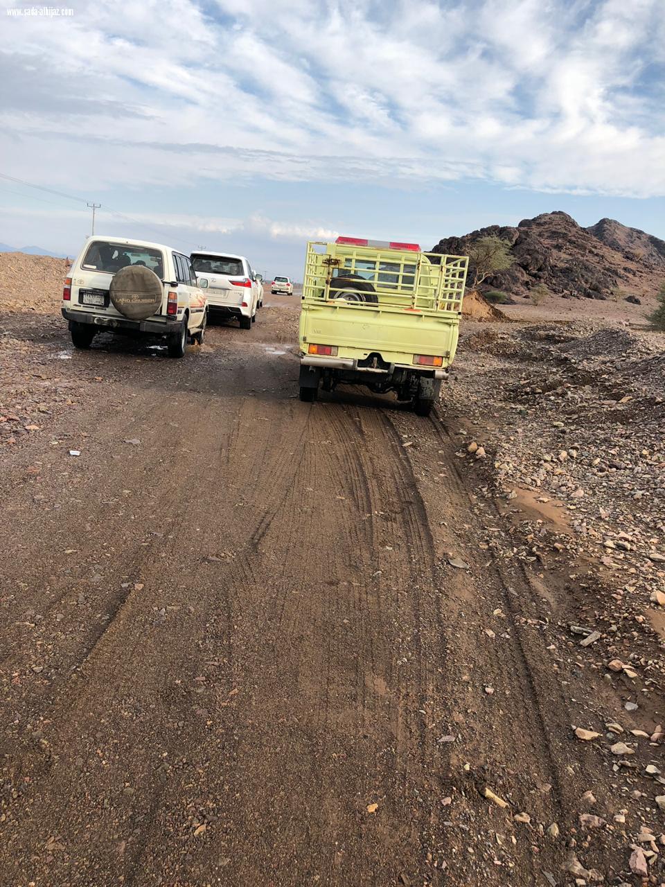 مديرية الدفاع المدني بمنطقة المدينة المنورة تنوه الاخوة المواطنين و المقيمين سالكي طريق مهد الذهب