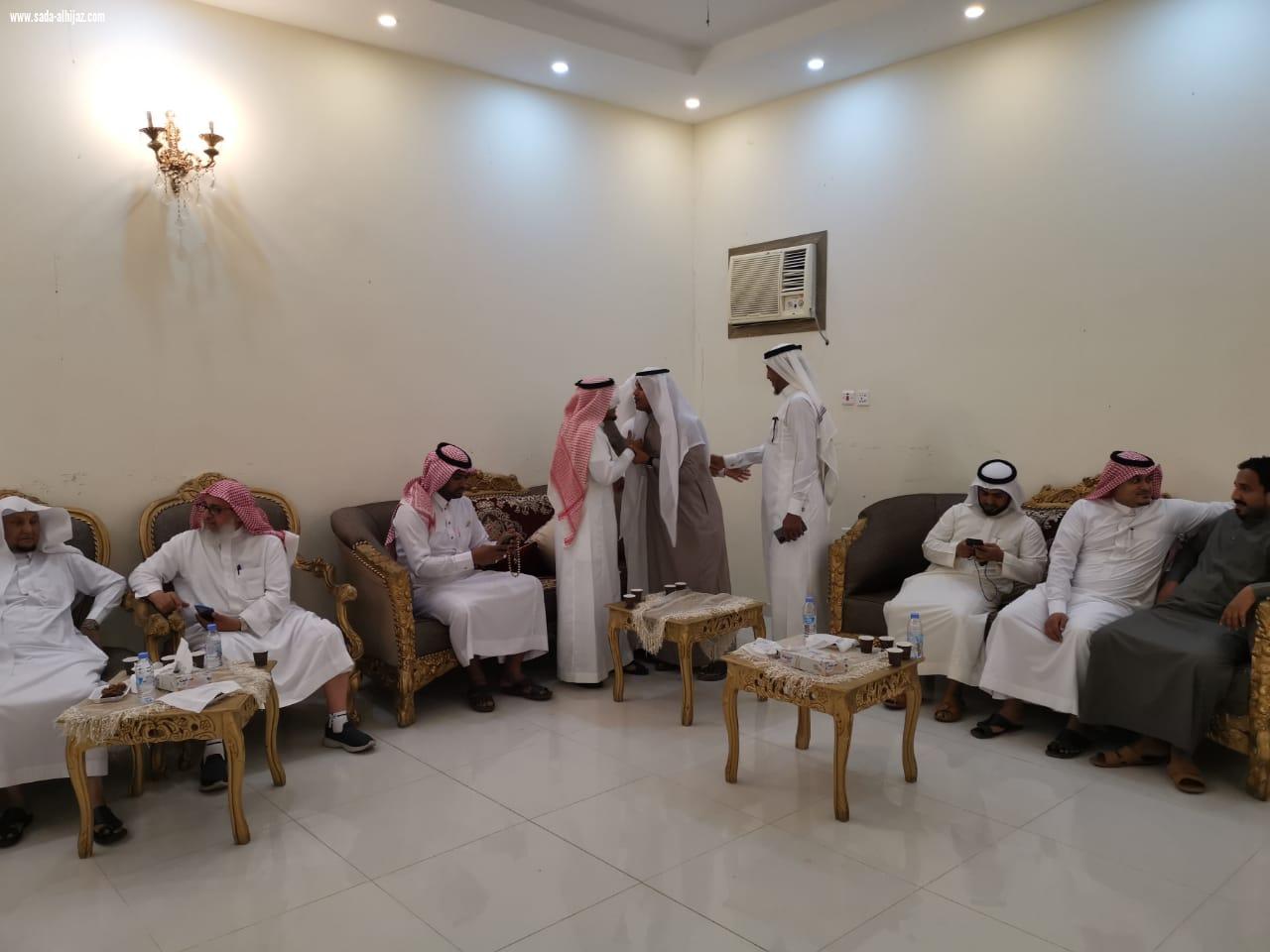 بعد إصابته في الحد الجنوبي وعودته من العلاج أصدقاء البطل موسى دوشي يحتفون به 