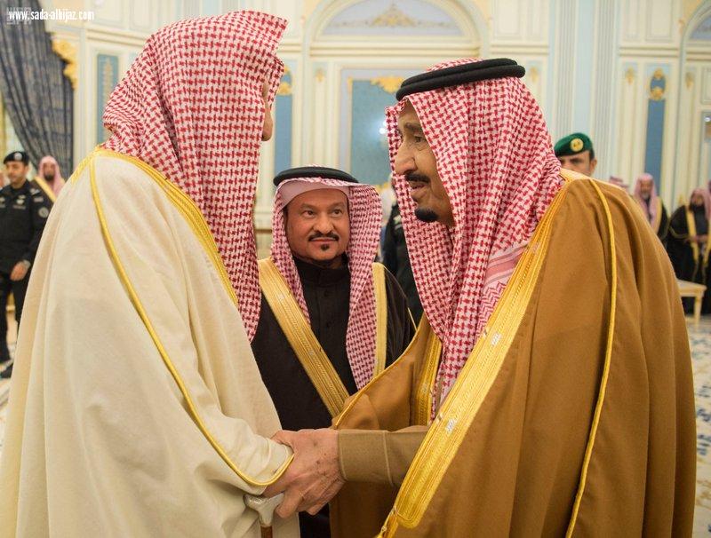 الملك  يستقبل الأمراء والمفتي وجمعاً من المواطنين ...