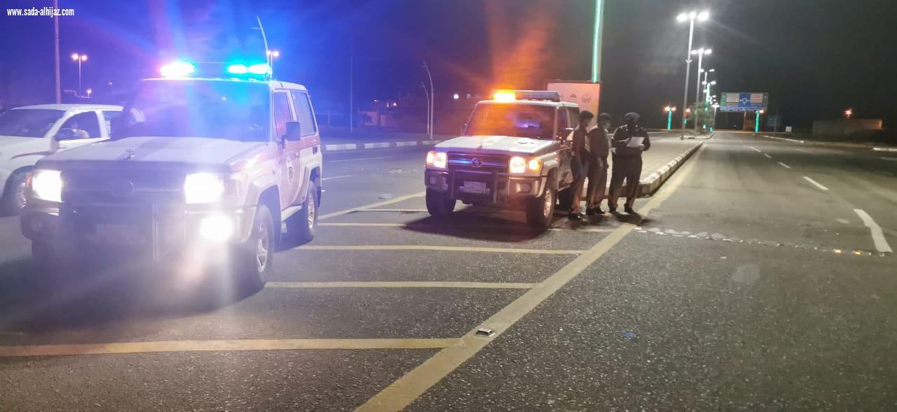 باشراف مساعد مدير شرطة جازان الدوريات الامنية تطبق حضر التجول بمحافظة الطوال وقراها وآل عمر المواطنون والمقيمون يبدون تجاوبا كبير في محافظة الطوال والقرى التابعة لها