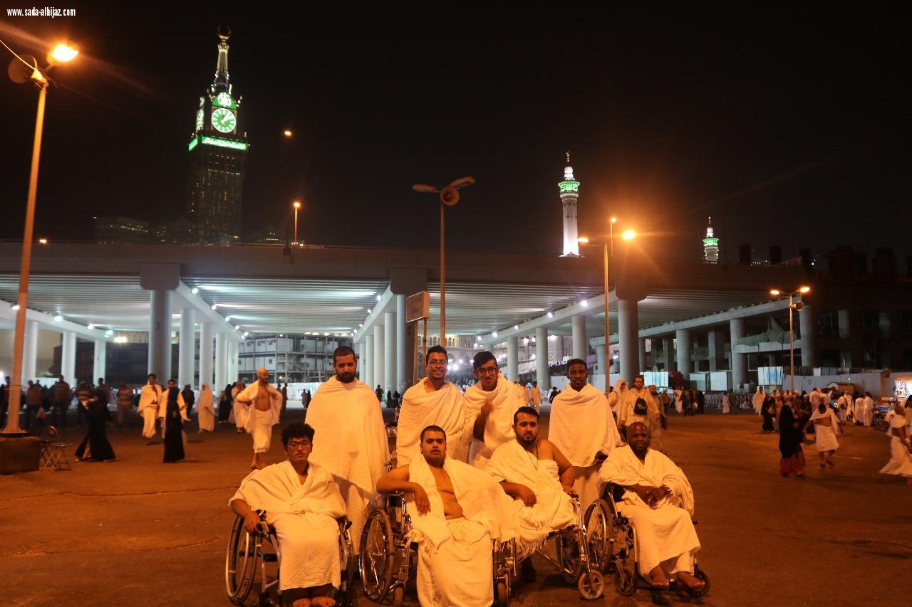 المعتمرين من ذوي الإعاقة الحركية الكبار في المدينة المنورة يختتمون رحلة العمرة الرمضانية