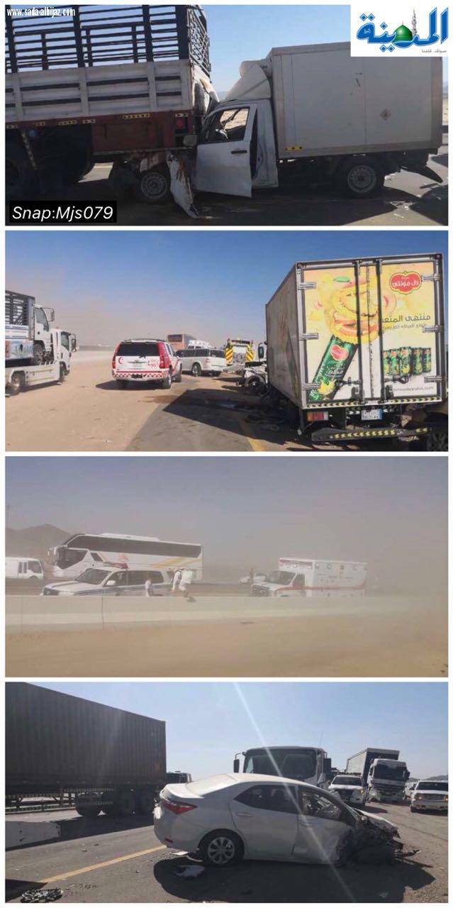 تسبب حادث مروري بإصابه 18 و وفاة 3 حالات وفاة اثناء موجة الغبار بطريق الهجرة بالمدينه المنوره 