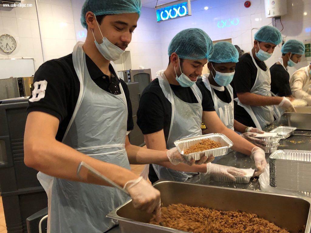فريق مسك الخير التطوعي يجهز الوجبات بمشروع حفظ النعمة ..