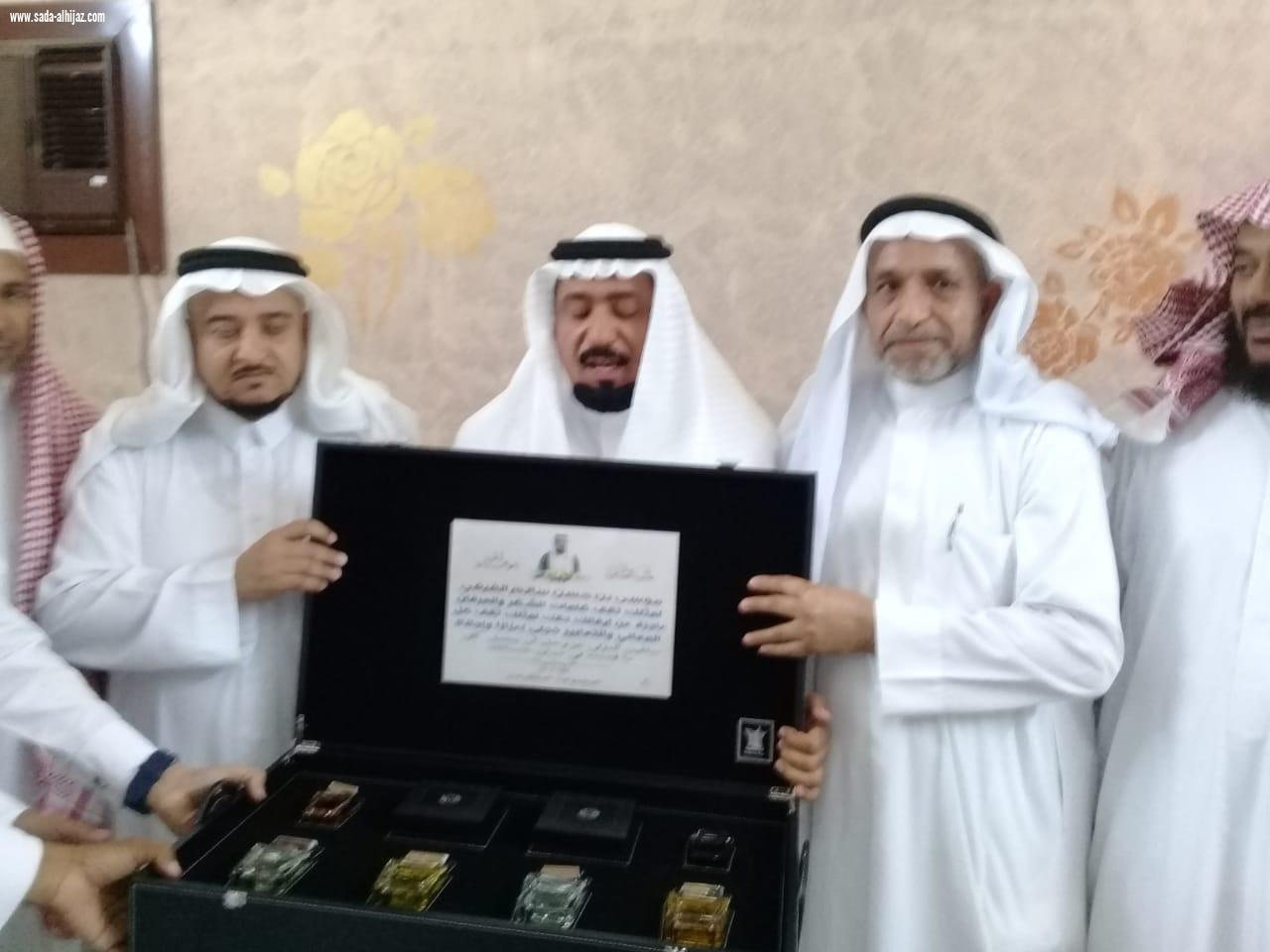 في ليلة الوفاء مشايخ واعيان بني حمد بمحافظة الطوال يكرمون الفيفي بمناسبة تقاعده