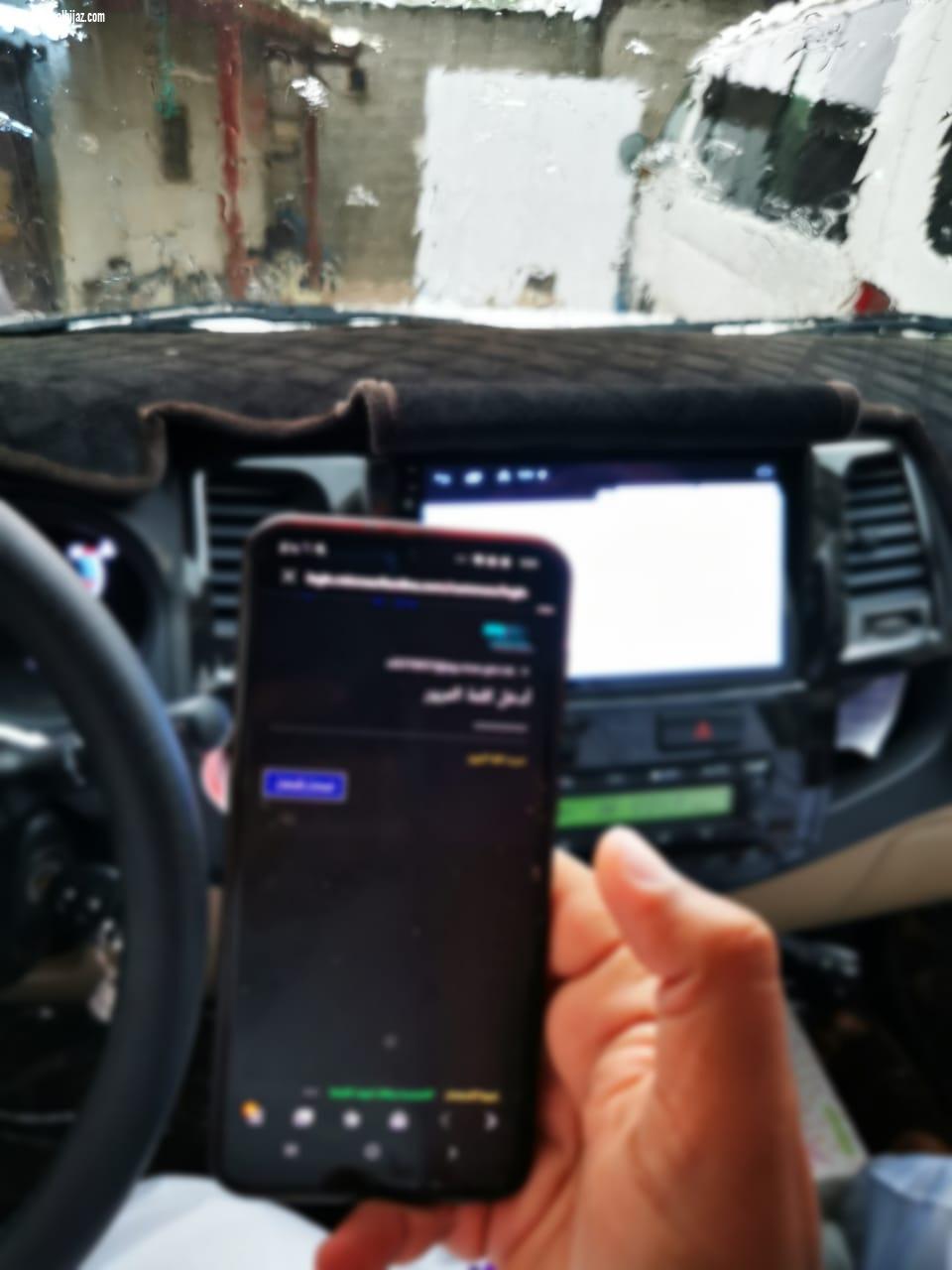 الموظف الضامري عبر مركبته الخاصة يقدم الدعم الفني للطلاب في منازلهم 