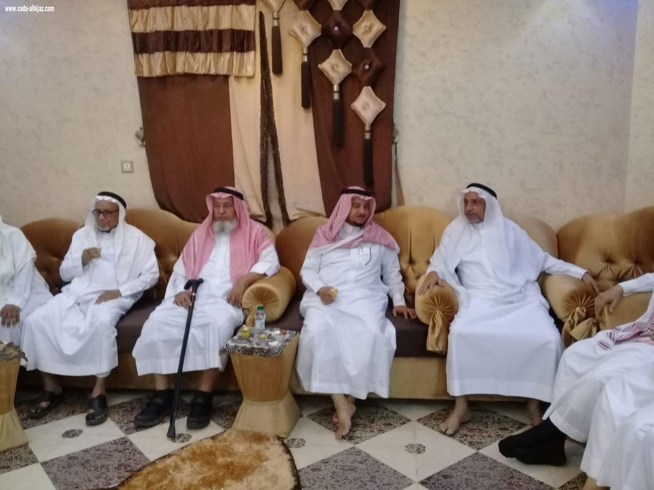 بحضور وكيل المحافظة ومشائخ الشمل رئيس لجنة التنمية بمحافظة الطوال يحتفل بتخرج أخيه