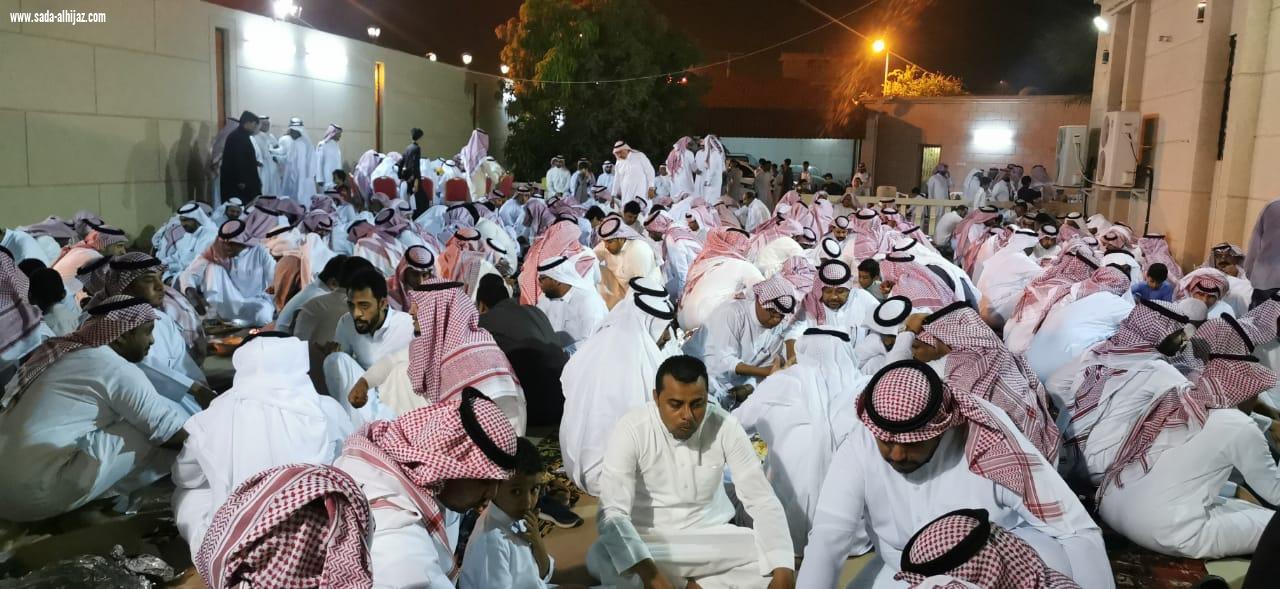 شيخ شمل آل عيسى بني حمد وشيخ الطواهرة آل ناشب يقيمون مأدبة عشاء بمناسبة شفاء الدكتور عبدالرحمن ناشب