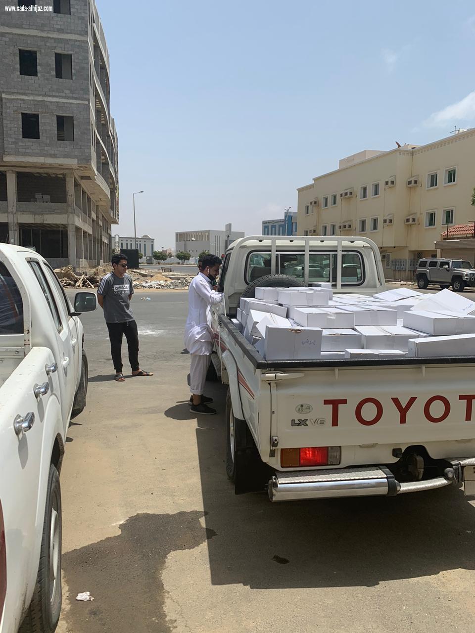 الفرق التطوعية بجمعية معين توزع 1200 كرتون تمر و150 سلة غذائية 