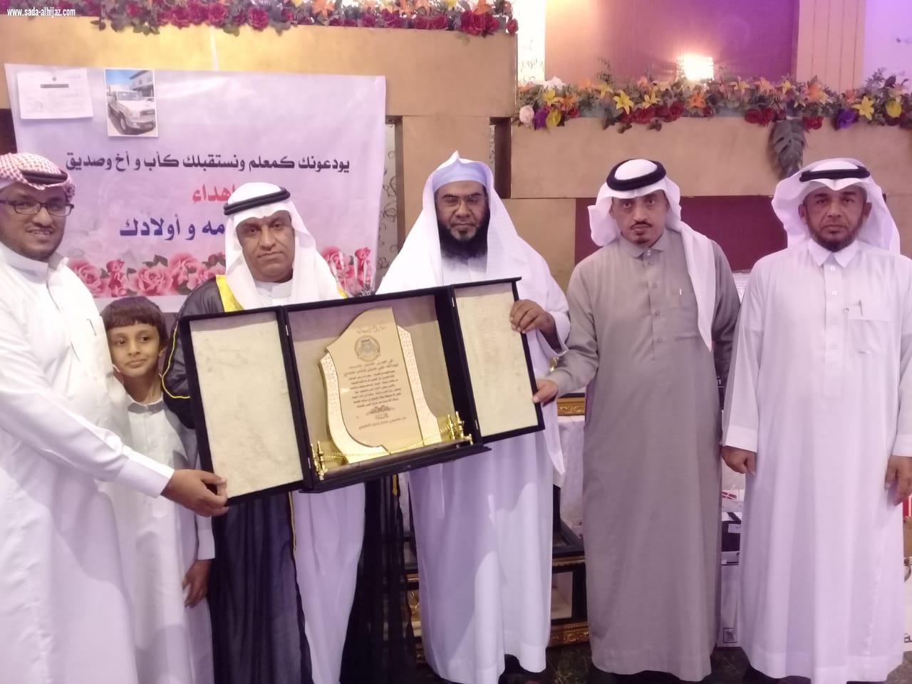 مجمع زمزم التعليمي ومدرسة القيوس الابتدائية يكرمون الناشب في ليلة الوفاء