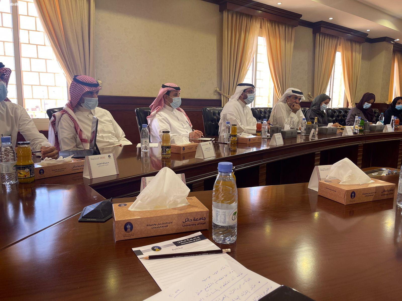 معالي رئيس جامعة حائل يعقد اجتماعاً مع الرئيس التنفيذي لهيئة التراث، بحضور وكلاء الجامعة.