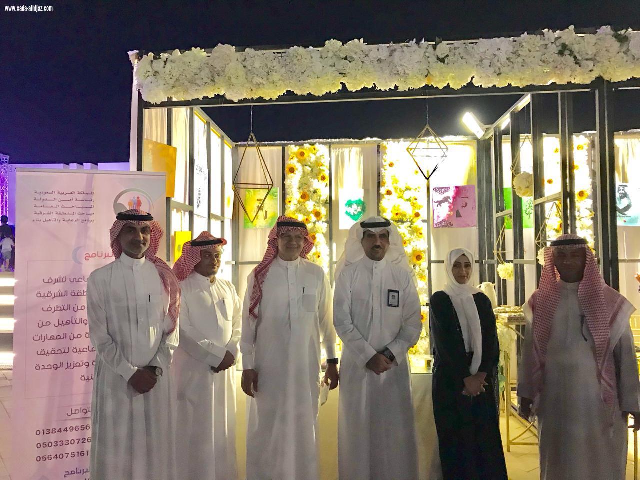 برنامج الرعاية والتاهيل  بناء  يتوسط  الزهور في وسط العوامية