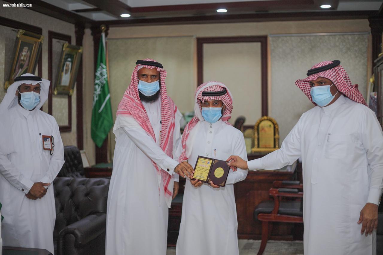 محافظ بـيـش يكرم المعلمين المتميزين بمناسبة اليوم العالمي للمعلم