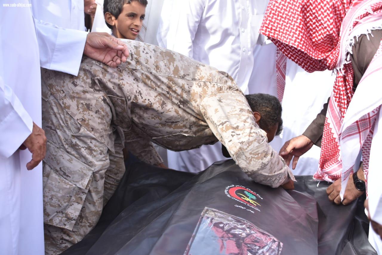 بالصور محافظ صامطة زعلة يؤدي صلاة الميت على الشهيد  الصميلي