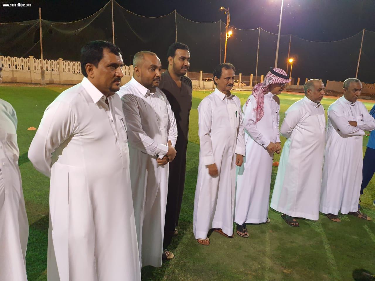 رئيس واعضاء المجلس الشرفي لفريق تحفيظ الطوال الرياضي يلتقون باللاعبين في ملعب حديقة الطوال