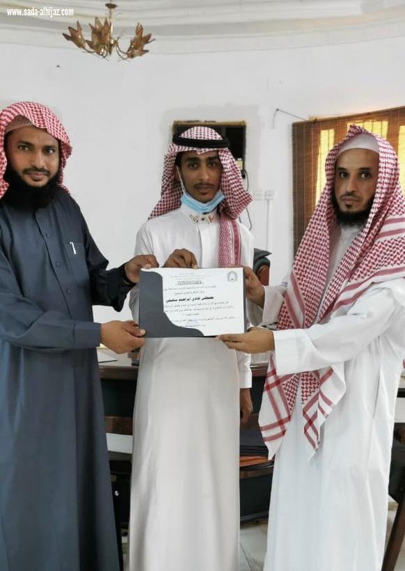 مدير إدارة المساجد والدعوة والإرشاد يكرم قائد فريق الخير التطوعي ومتطوعي الفريق
