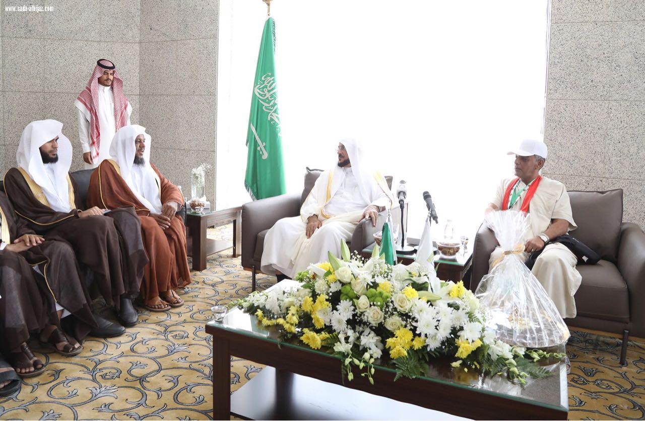 وزير الشوؤن الإسلامية يزور ذوي شهداء رجال  الجيش والشرطة المصريين في  مقر  إقامتهم بمكة المكرمة 