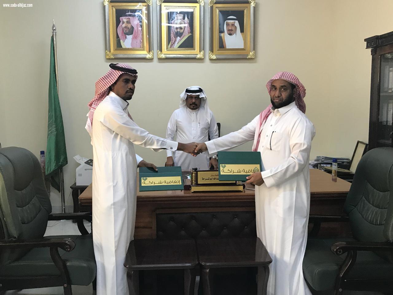 محافظ بيش يشهد اتفاقية تعاون بين جمعية البر والضمان الاجتماعي بمحافظة بيش ومجمع صرح التوفيق الطبي