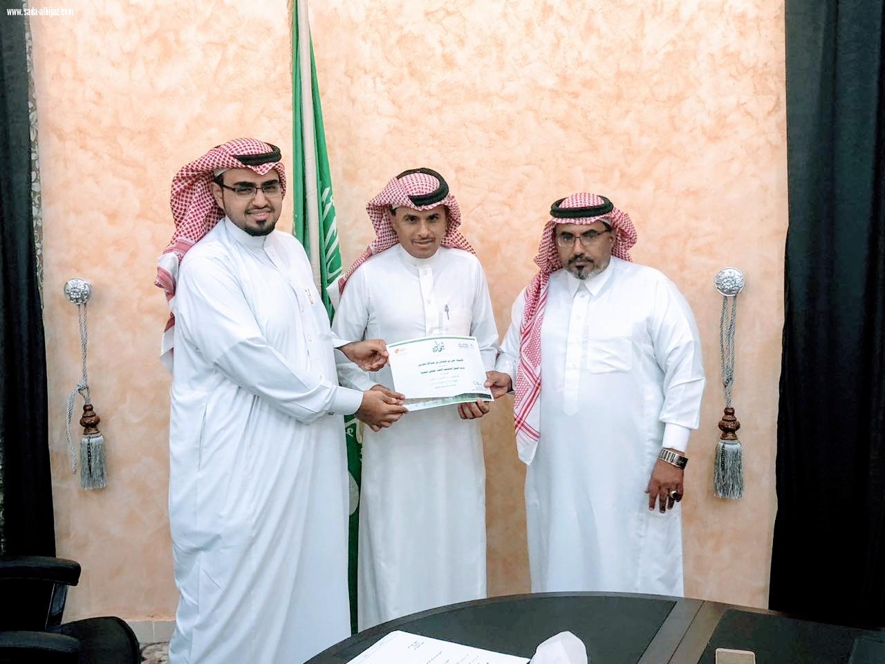 بلدي السهي يناقش انارة طريق الوحش الدريعيه ويطلع على تجهيزات البلدية لعيد الفطر